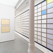 Esther Ferrer, Isidoro Valcárcel y Tom Johnson, En un océano infinito de números, nadar o hundirse en la lógica, vista de exhibición. Cortesía de 1 Mira Madrid