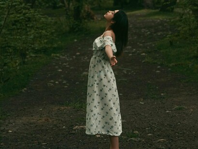 A primeira grande mudança que fiz, foi sair da capital e migrar para o interior, literalmente, risos. Se a nossa vida permanece aí como está, polarizada nos apetites e seus grandes consumos, numa certa altura, nossos corpos vão adoecer, ou diminuir sua capacidade de permanecer lúcidos, sadios durante o tempo de suas vidas na terra