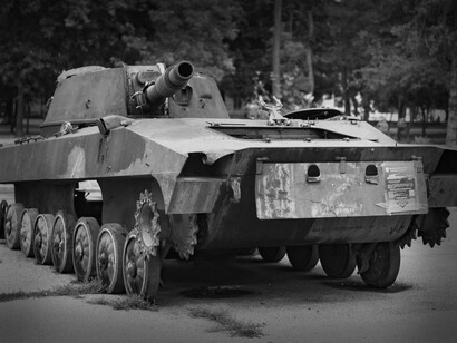 Tanque de guerra. Os antídotos revelam o carácter das forças sociais envolvidas tanto na guerra como na revolução. Quem quer a paz são as classes sociais que mais sofrem com a guerra. Quem morre nas guerras são os soldados e os cidadãos inocentes, não os políticos que as decidem nem os generais que as comandam. Tanto os soldados que optam pela guerra ou são obrigados a fazê-la como os cidadãos inocentes mais vulneráveis ao risco de morte pertencem às classes sociais menos privilegiadas, historicamente, membros das classes trabalhadoras, tal como camponeses e operários