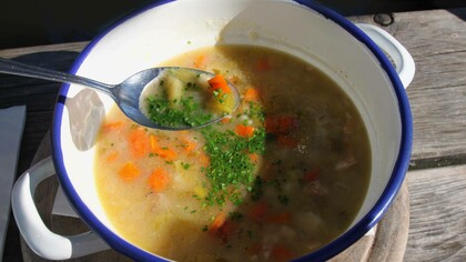 Zuppa d'orzo con chicchi d'orzo, verdure e carne o speck, fotografata alla Tuffalm di Siusi sullo Sciliar, Alto Adige, Italia
