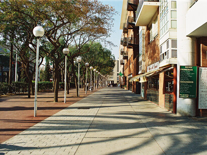 Todos los edificios de la Villa Olímpica fueron encargados a arquitectos ganadores de los premios FAD de arquitectura. Dos rascacielos, los más altos de Barcelona con una altura de 154 m, son los edificios más emblemáticos de la Villa Olímpica, España