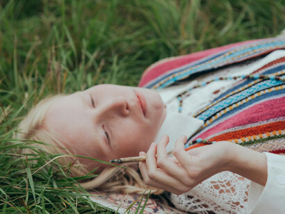 Un viaje iniciado como mochilería adolescente se vuelve relámpago: cada paso hacia Oriente es también un espasmo interior que acelera la caída