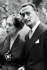 A moda e a arte sempre influenciaram uma à outra, criando manifestações estéticas que servem como meios poderosos de expressão política e social. Desde o renascimento até os dias atuais, essa relação contínua reflete e desafia o status quo, promovendo mudança e resistência. Os amigos Salvador Dalí e Elsa Schiaparelli