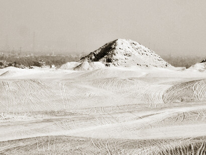 En numerosas ocasiones, la investigadora ha debido dar el ejemplo y ser la primera en descender a las fosas y túneles, con determinación y valentía, pues otros evitan hacerlo por temor a escorpiones y serpientes venenosas que habitan la zona.   Paisaje de las pirámides de Abu Sir, Egipto