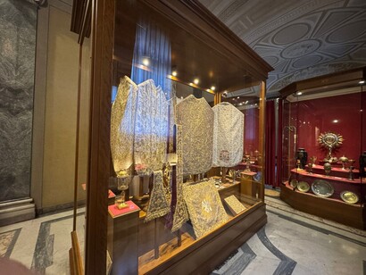 Roma, Basilica di San Giovanni in Laterano, Parato in lamè viola, manifattura romana, XIX secolo, ph. Anastasia Maria Luciani