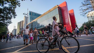 Avenida Paulista com vista pro MASP. O MASP foi fundado em 1947 por Assis Chateaubriand, empresário e dono dos Diários Associados, em parceria com o crítico de arte italiano Pietro Maria Bardi, que se tornaria seu primeiro diretor. A ideia era ousada: criar o primeiro museu moderno do Brasil, aberto ao público, com acesso democrático à arte