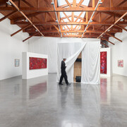 Oscar Murillo, El pozo de agua, vista de exhibición. Cortesía de kurimanzutto