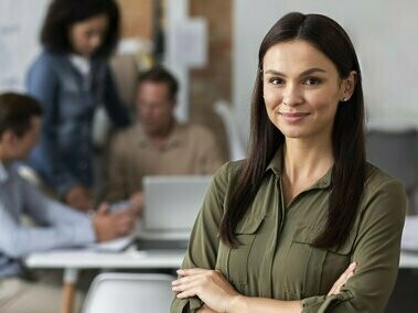 Quando falamos em cultura organizacional inclusiva, falamos de revisar desde a contratação até os critérios de promoção. Quem lidera? Quem participa das reuniões estratégicas? Quem tem espaço para errar e aprender? Como os conflitos são tratados? O que é considerado sucesso?