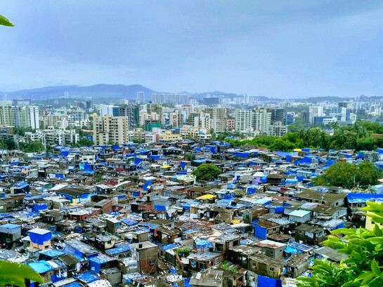 L’inégalité et le gouffre de la répartition des richesses mondiales sont visibles ici, dans la banlieue d’Andheri, à Mumbai, en Inde 