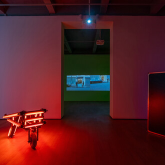 Iván Navarro, Light years, vue de l'exposition. Avec l'aimable autorisation de Templon