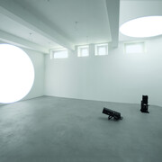 Michel Verjux, (da sinistra a destra) Au mur, frontale et entière, centrée, calage sol/plafond (source au sol), 2016 Proiettore. Au plafond, calage en angle (source au sol), 2016 Proiettore. Courtesy A arte Invernizzi, Milano. Foto Bruno Bani