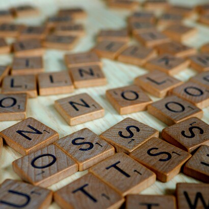 Eppure, la scrittura non si esaurisce nella combinatoria: il significato poetico nasce dall’urto tra la macchina linguistica e i fantasmi dell’inconscio individuale e collettivo