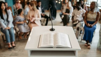 Plataforma e microfone preparados para orador. No texto A Ordem do Discurso, pronunciado como aula inaugural no Collège de France em 1970, Michel Foucault propõe uma reflexão sobre o poder dos discursos na sociedade