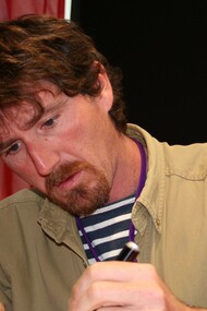 Ilustração de Christophe Chabouté, quadrinista francês. No livro "Museu", ele concatena várias histórias que se desenvolvem no espaço do Museu d'Orsay, em Paris. Parece simples o que se conta: à noite, os objetos de arte ganham vida, saem do lugar, conversam entre si e observam. No entanto, ao fazer isso, o quadrinista consegue captar, a partir do olhar do outro, traços importantes do ser humano, já que a visão afastada de seres feitos de pedras ou de tinta, tentando entender os visitantes do museu ou as pessoas que passam nas ruas próximas, acabam revelando o humano a nós mesmos