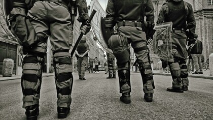 Gruppo di agenti di polizia in divisa antisommossa