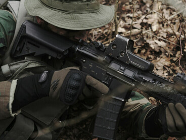 Un militaire américain en surveillance, symbole des enjeux sécuritaires et géopolitiques liés aux interventions étrangères dans la région