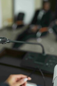 Descubra a comédia e a seriedade por trás dos atos performativos no hipotético batismo de Tristram Shandy. Uma reflexão sobre o poder da linguagem e sua aplicação na vida real