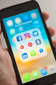 Pessoa segura celular com redes sociais