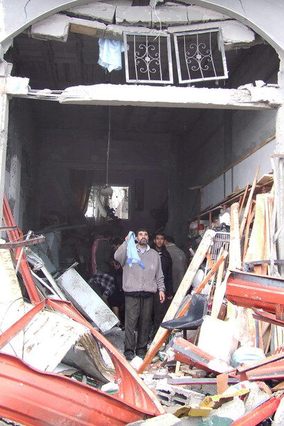 Comercio destrozado por un ataque al campo de refugiados de Shabora en Rafah, cerca del centro de Gaza, Palestina, 1 de enero 2009