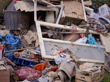 L'ammasso di detriti, elettrodomestici e oggetti danneggiati a causa della bomba d'acqua abbattutasi il 21 settembre 2025 in provincia di Alessandria, Italia