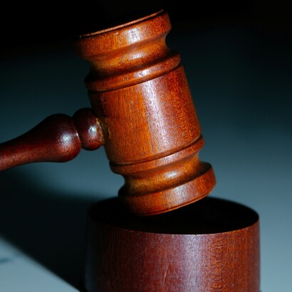 Il terzo grado di giudizio è rappresentato dalla Corte di Cassazione, che non giudica il merito del caso ma si limita a verificare la corretta applicazione della legge