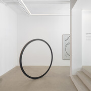 Irma Álvarez-Laviada, Pasar de una idea a otra como se pasa de una curva cóncava a una convexa, vista de exhibición. Cortesía de la Galería Juan Silió