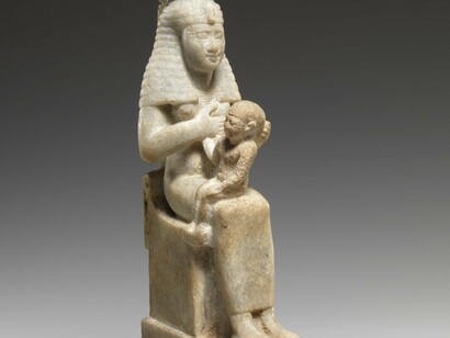 Nesse gesto mítico, Ísis não apenas recompõe um corpo, mas revela a natureza cíclica da vida e do poder feminino. Ela é a curandeira que transforma luto em gestação, perda em criação. O mito, relido à luz da psicologia arquetípica, mostra que o verdadeiro poder nasce da integração da dor. Ísis é a que transmuta a ferida em fonte de sabedoria, a primeira alquimista da alma humana