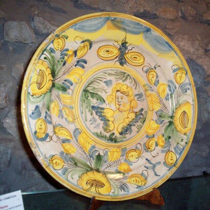 La ceramica di Cerreto Sannita e San Lorenzello nasce da una tradizione secolare che unisce arte, tecnica e identità locale. Piatto settecentesco in ceramica presso il Museo civico e della ceramica cerretese, Cerreto Sannita, Benevento, Italia