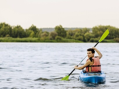 O menino tinha 12 anos, mas já mostrava certa agilidade para os esportes. Foi só entrar e já saiu remando para longe, pois o açude era praticamente um lago para alguém da sua idade, tamanha a extensão. Todos os outros estavam na beira, sentados e conversando. Os olhares de Moacir e Roberta se cruzavam o tempo todo. Moacir era um pouco mais jovem que Roberta, o que causava aquela curiosidade que um aprendiz tem pelo mestre. Mestra, no caso