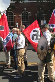 Ultra-direitistas se preparando para entrar no Parque da Emancipação segurando bandeiras nazistas, confederadas e libertárias em Charlottesville, Virgínia, Estado Unidos. Do anti-fascismo à normalização do fascismo. A superioridade da democracia como regime político emergiu com vigor depois da vitória dos aliados sobre o Nazismo. Mesmo as ditaduras, incluindo as europeias do bloco soviético, reivindicaram para si a legitimidade da democracia através dos conceitos de democracia popular e de democracia desenvolvimentista. Organizações fascistas e nazis subsistiram em muitos países, mas na clandestinidade ou semi-clandestinidade, e sempre fora do espectro político