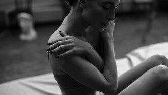 Mulher abraça a si mesma. Em tempos saturados — de imagens, de críticas, de expectativas, de comparações  —, escolher olhar para dentro é um gesto raro e necessário. O Naikan nos convida a sair do ruído e entrar em contato com o que muitas vezes esquecemos: nossa própria presença. É nesse silêncio, nessa pausa intencional, que voltamos a sentir com profundidade, a lembrar com gratidão, a viver com mais verdade