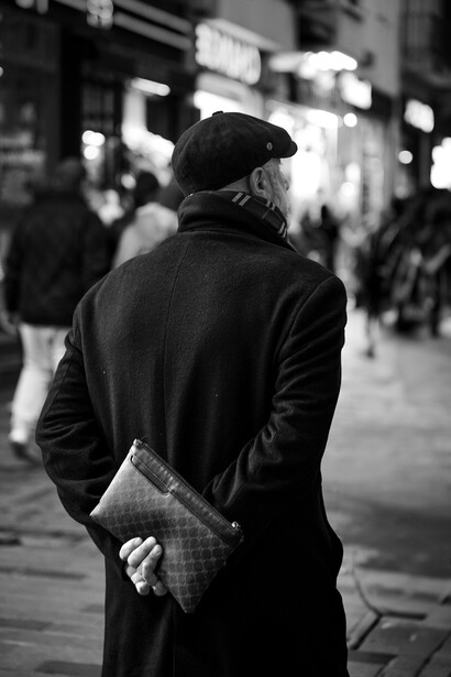 En Ipacankure, Raúl recorre las calles como vendedor ambulante, cargando no solo su mercadería sino también el peso silencioso de una vida marcada por la precariedad