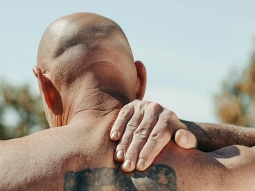 Uma perda inesperada, um abuso na infância, uma violência emocional, um abandono, um ambiente de estresse crônico — essas experiências deixam marcas que, se não forem elaboradas, se alojam no corpo em forma de sintomas