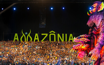 Isabelle Nogueira, ex-BBB e Cunhã-poranga do Garantido, destacou a cultura do Amazonas e impulsionou o turismo local com sua participação no reality. Foto da apresentação do Boi Caprichoso no Festival Folclórico de Parintins de 2015, cidade do interior do estado do Amazonas, Brasil