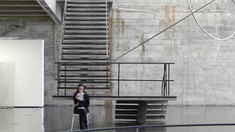 A história do Museu de Arte Moderna do Rio de Janeiro começa em 1948, fruto da iniciativa de um grupo de intelectuais, artistas e empresários que acreditavam na força transformadora da arte. Inspirados pelos movimentos modernos que ganhavam espaço no Brasil e no mundo, eles idealizaram um museu que fosse mais do que um espaço expositivo — um centro de pensamento, experimentação e educação artística