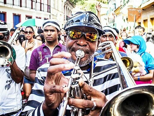 Carnaval de Ouro Preto, Minas Gerais. Além disso, a cidade é palco de manifestações culturais ao longo do ano, como festivais de cinema, artes e literatura. É impossível andar por suas ladeiras e não sentir que cada esquina tem algo a ensinar