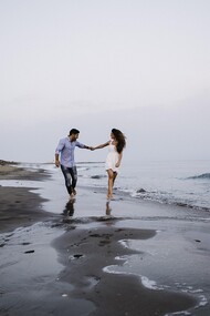 Peço desculpas, ando desligada, por instantes, eu poderia jurar que estávamos entre os séculos XVIII ou IX
Será que o mundo tem “comido bola” (falhado)? Expressão muito usada por editor maluco que conheci. 
Vamos facilitar os cálculos, suponhamos que o mundo tenha falhado. Falhado com o quê? Com a verdade? Qual delas? Com a coerência? Ou com a própria noção de realidade, onde se preza mais a performance do que a substância?