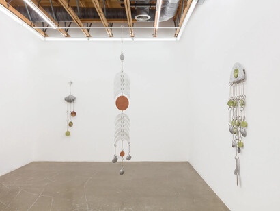 Fay Ray, Metallic sea, exhibition view. Courtesy of Ochi Projects 