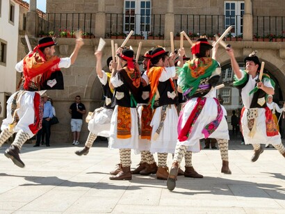 Pauliteiros de Miranda - Associação Caramonico - Palaçoulo. O Minho oferece uma paisagem de abundância e proximidade, onde a influência atlântica, com a sua maior pluviosidade, veste a região num verde intenso, conferindo-lhe uma perceção de frescura e humidade. O que esta região acrescenta ao País é a matriz da identidade rural laboriosa e da paisagem cultural de minifúndio e povoamento denso