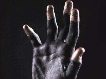 Mas “o que levaram? Levaram nossas terras, nossos princípios. Levaram nossos hábitos, nossos nomes. Levaram-nos a graça de viver. Levaram-nos os nossos antepassados, através da escravatura, de doenças. Vatekile, levaram e continuam a levar até hoje”, diz Xixel