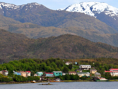 Kawesquar es lo que ellos mismos utilizan, y significa "persona" o "ser humano", mientras que "alacalufes" es el nombre que les dieron los navegantes europeos en el siglo XIX. Aquí solo se puede acceder por barco. La aldea de Puerto Edén se encuentra en el Canal Messier. Región Magallanes y de la Antártica, 2005, Chile