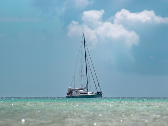 Vivere senza internet durante un viaggio in catamarano significa imparare a dipendere solo dagli elementi naturali, come il vento e le correnti, per orientarsi e per scandire il tempo