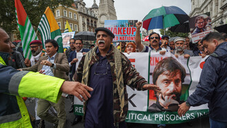 Le 5 août 2023, des manifestants se sont rassemblés dans le centre de Londres pour dénoncer l’occupation du Jammu-et-Cachemire par l’Inde et les violations présumées des droits humains visant à en maintenir le contrôle
