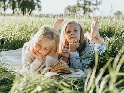 Para reverter esse quadro, é fundamental que a educação formal e os lares incentivem a leitura desde cedo. Escolas, bibliotecas e políticas públicas devem criar ambientes propícios para o desenvolvimento do prazer pela leitura, oferecendo acesso a livros variados e relevantes. A família também desempenha um papel crucial, servindo como exemplo e encorajando o hábito de ler em casa