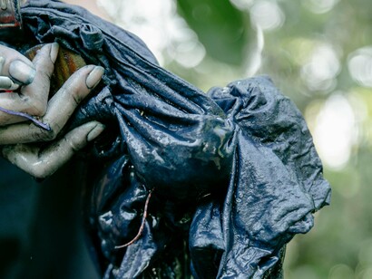 Tingimento artesanal de tecido. Em Portugal, onde o artesanato tem uma tradição rica, a valorização do trabalho manual é uma tendência em crescimento 

