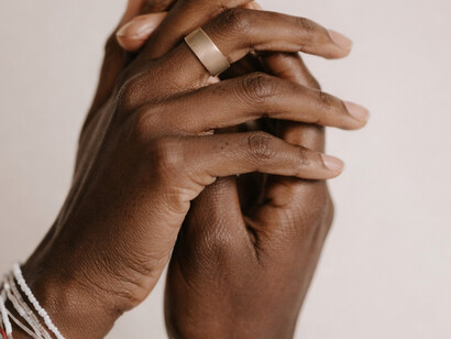 Durante muito tempo, aprendemos a pensar o corpo como instrumento de produção, disciplina ou resistência silenciosa. No cotidiano urbano, especialmente para pessoas negras, o corpo é atravessado por vigilâncias, exigências de desempenho e uma lógica constante de alerta