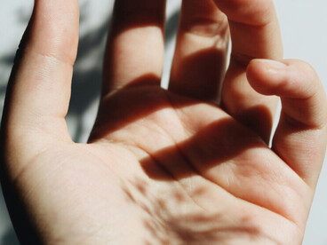 Au lever du soleil, une nouvelle réalité émerge : le monde se reconstruit, les potentialités se déploient, et l’instant devient le point de départ d’un devenir inédit