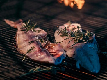 Filetti di pesce con erbe aromatiche sulla griglia: "Si capiva che le mie bisteccone la facevano da padrone e mi sentii orgoglioso"