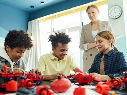 Pelo visto, o ensino por meio de projetos constitui-se como uma importante estratégia pedagógica a fim de se motivar os distintos educandos, independentemente de seus níveis de desenvolvimento reais. Além dos benefícios anteriormente comentados, o ensino por meio de projetos pode ser um excelente recurso para: a inclusão de educandos que necessitem de maior apoio docente e ritmo de aprendizagem mais tranquilo; como também para os educandos com altas habilidades, cujo ritmo e interesses costumam ser dinâmicos