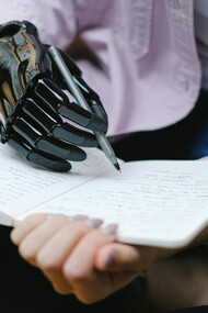 Jovem aluna usa dispositivo desenvolvido por inteligência artificial para fazer anotações